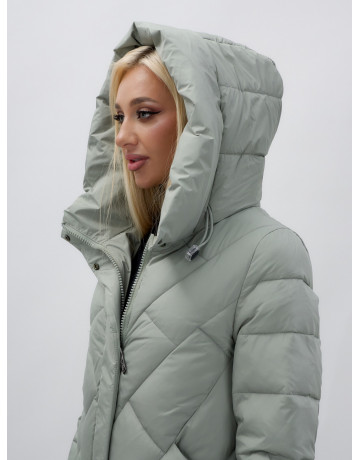Длинный женский пуховик прямого кроя с капюшоном.