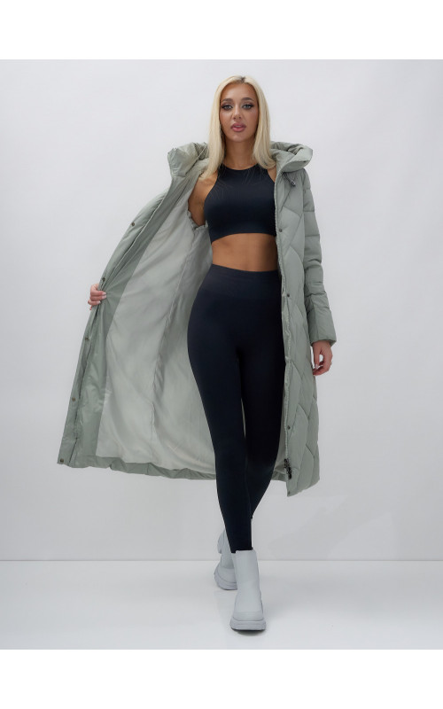 Длинный женский пуховик прямого кроя с капюшоном.