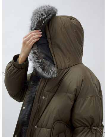 Женская зимняя куртка с мехом чернобурки.