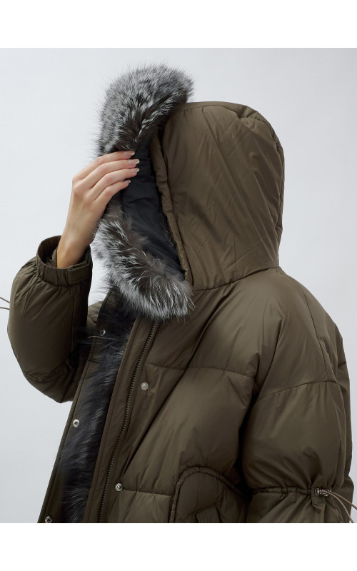 Женская зимняя куртка с мехом чернобурки.