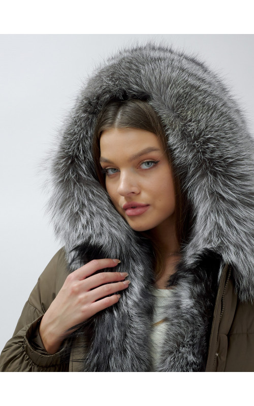 Женская зимняя куртка с мехом чернобурки.