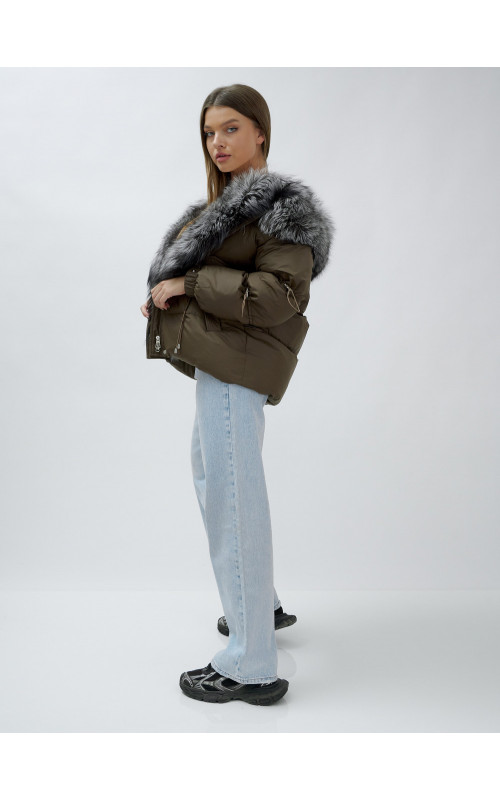 Женская зимняя куртка с мехом чернобурки.