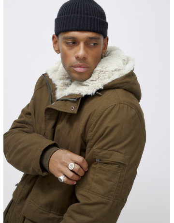 Зимняя мужская парка с капюшоном для активного отдыха.