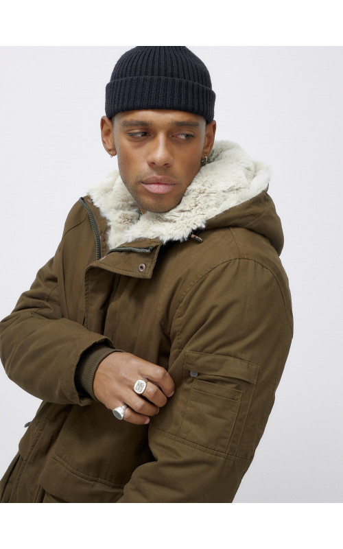 Зимняя мужская парка с капюшоном для активного отдыха.