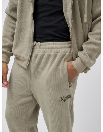 Мужской спортивный костюм для активного образа жизни.