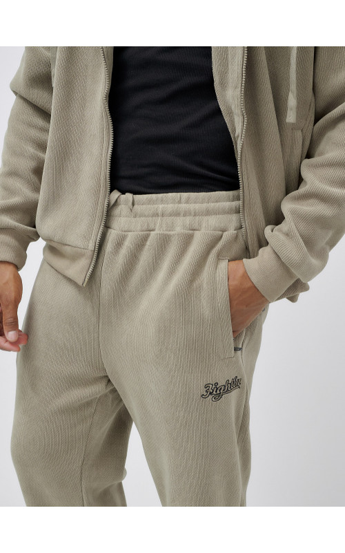 Мужской спортивный костюм для активного образа жизни.