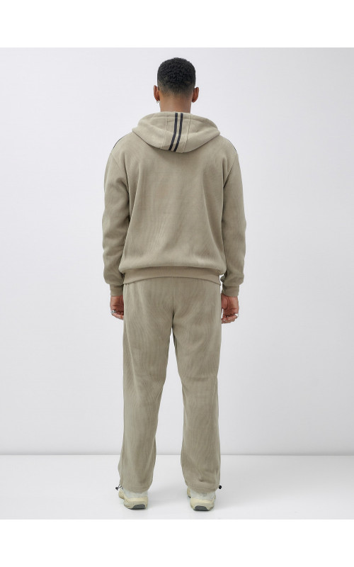 Мужской спортивный костюм для активного образа жизни.