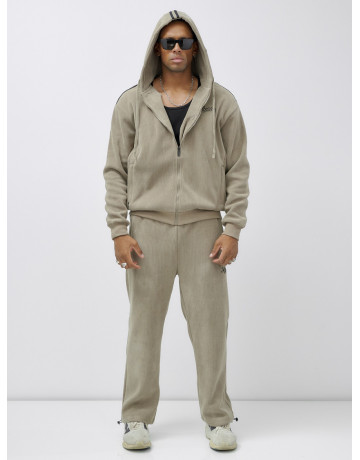 Мужской спортивный костюм для активного образа жизни.