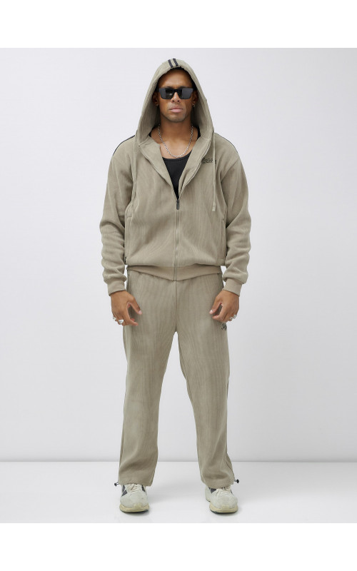 Мужской спортивный костюм для активного образа жизни.