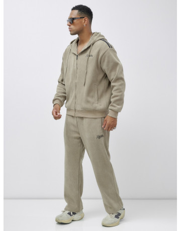 Мужской спортивный костюм для активного образа жизни.