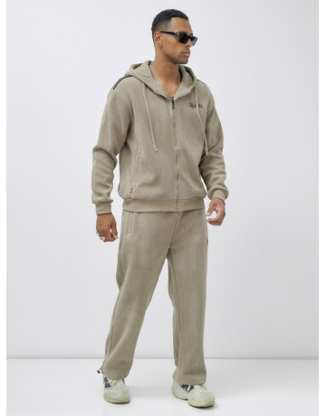 Мужской спортивный костюм для активного образа жизни.