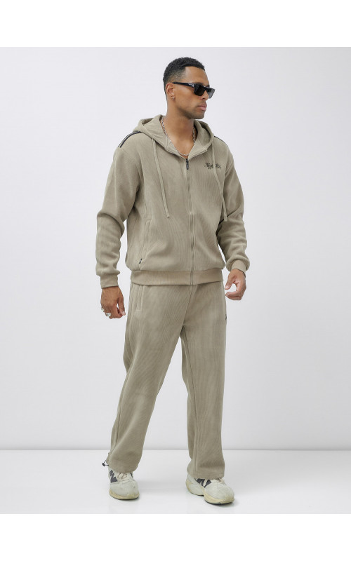 Мужской спортивный костюм для активного образа жизни.