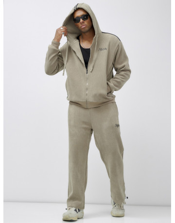 Мужской спортивный костюм для активного образа жизни.