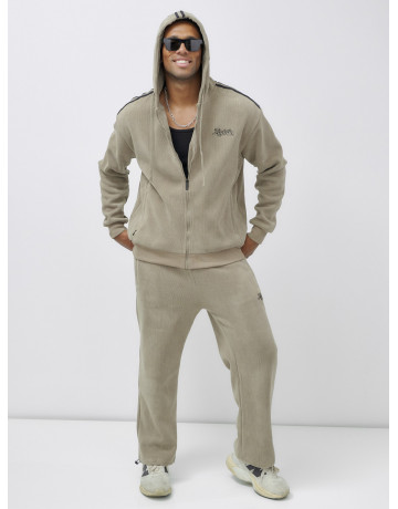 Мужской спортивный костюм для активного образа жизни.