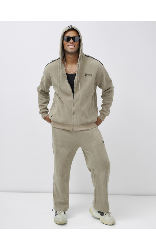 Мужской спортивный костюм для активного образа жизни.