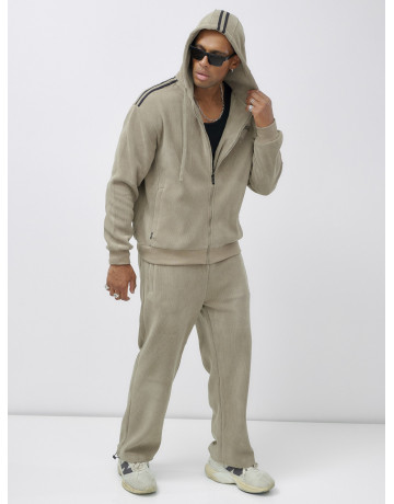 Мужской спортивный костюм для активного образа жизни.