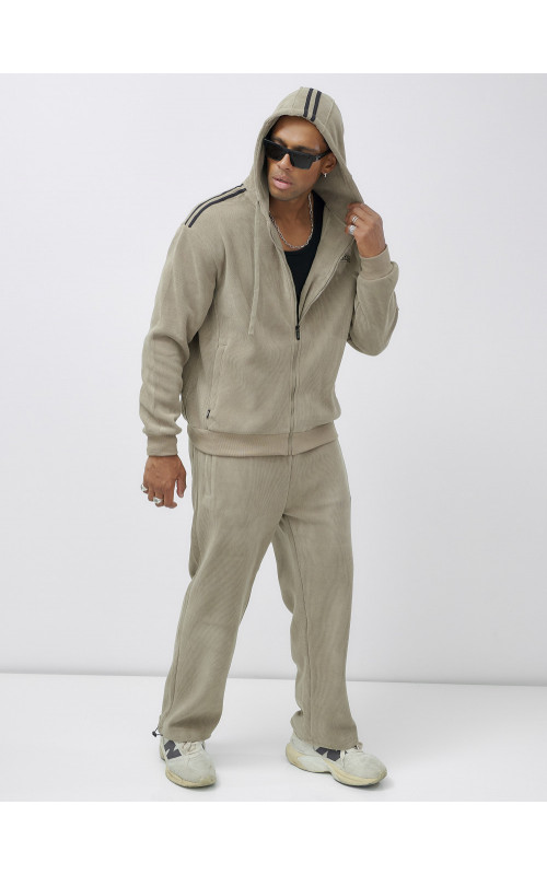 Мужской спортивный костюм для активного образа жизни.