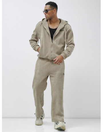 Мужской спортивный костюм для активного образа жизни.