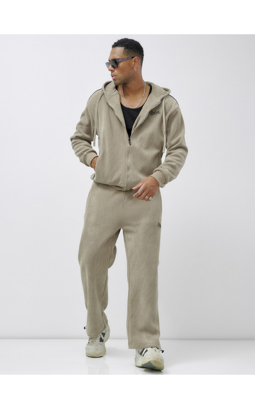 Мужской спортивный костюм для активного образа жизни.