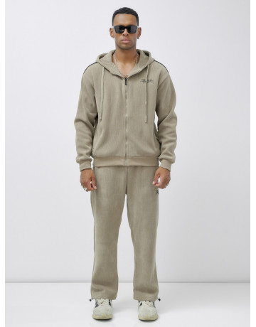 Мужской спортивный костюм для активного образа жизни.