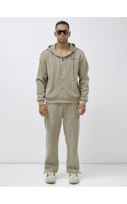 Мужской спортивный костюм для активного образа жизни.