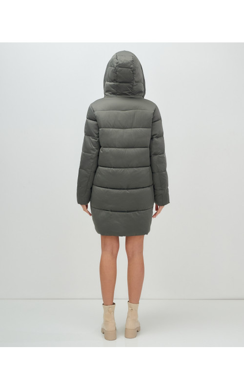 Женский зимний пуховик с капюшоном для холодной погоды.