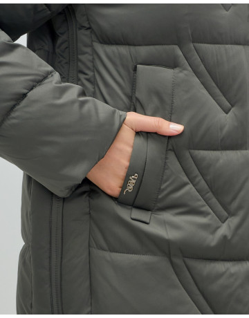 Женский зимний пуховик с капюшоном для холодной погоды.