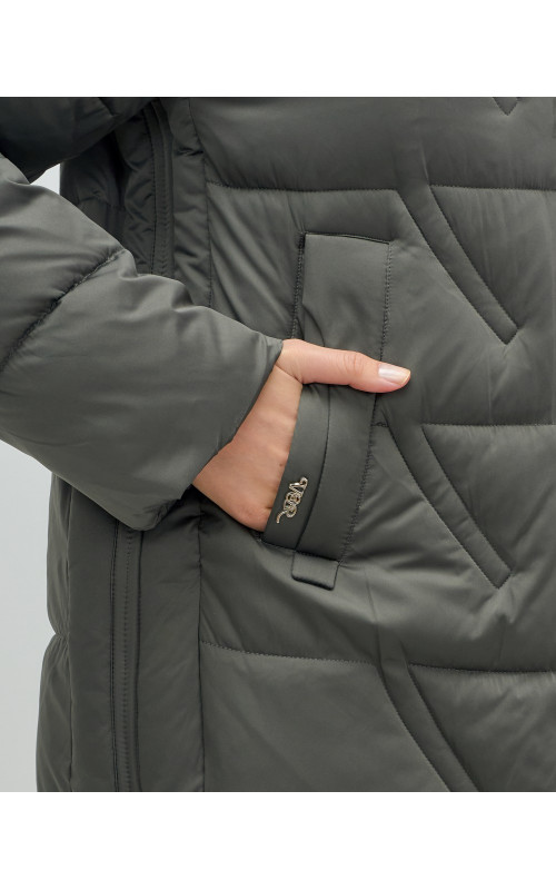 Женский зимний пуховик с капюшоном для холодной погоды.