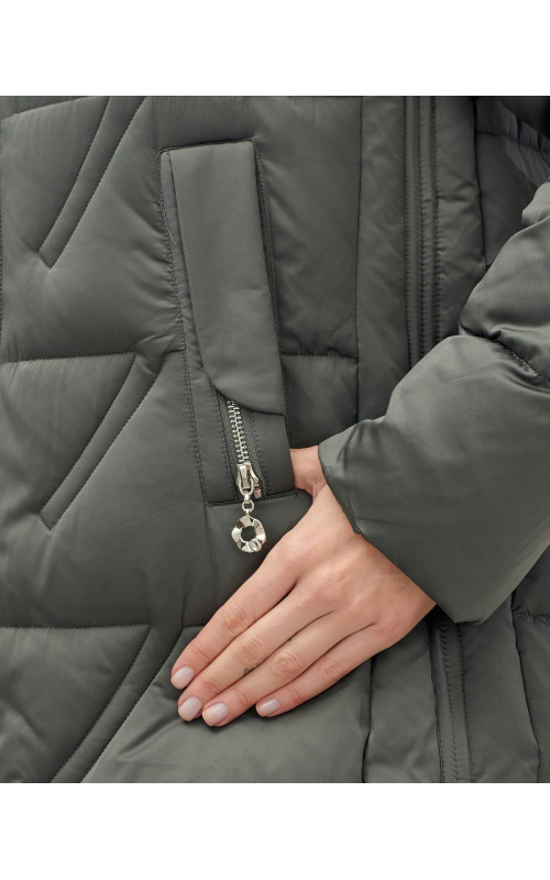 Женский зимний пуховик с капюшоном для холодной погоды.