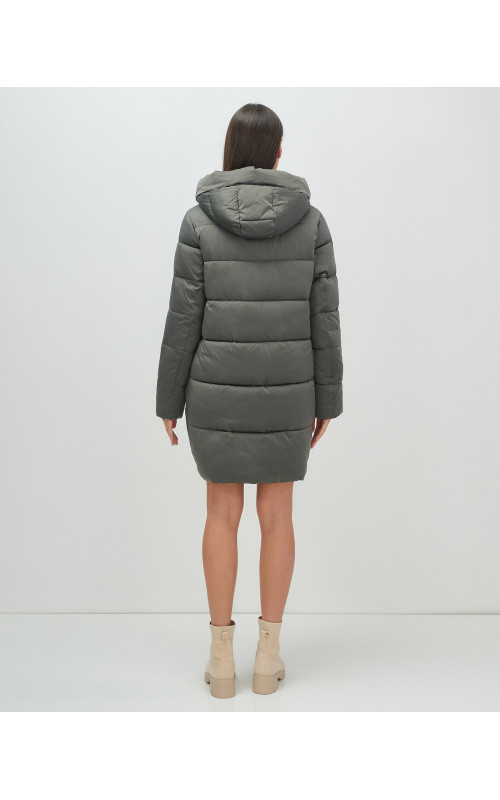 Женский зимний пуховик с капюшоном для холодной погоды.