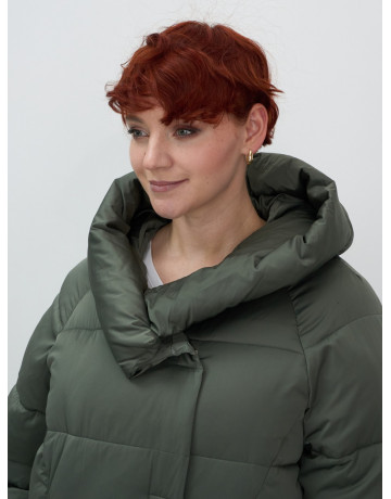 Женский зимний пуховик свободного кроя.