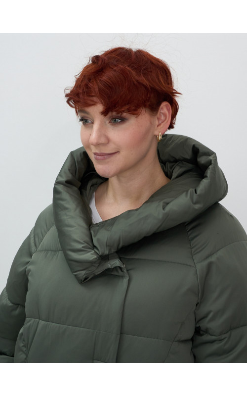 Женский зимний пуховик свободного кроя.