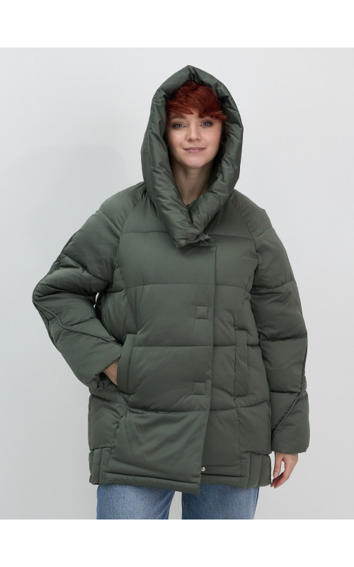 Женский зимний пуховик свободного кроя.