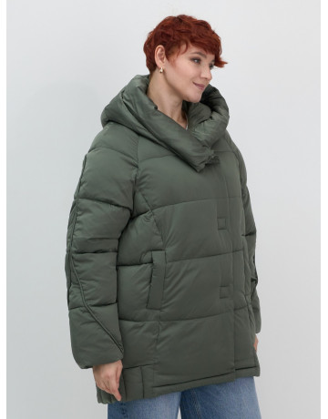 Женский зимний пуховик свободного кроя.