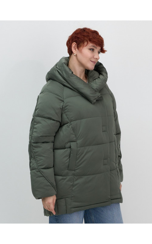 Женский зимний пуховик свободного кроя.