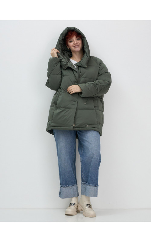 Женский зимний пуховик свободного кроя.