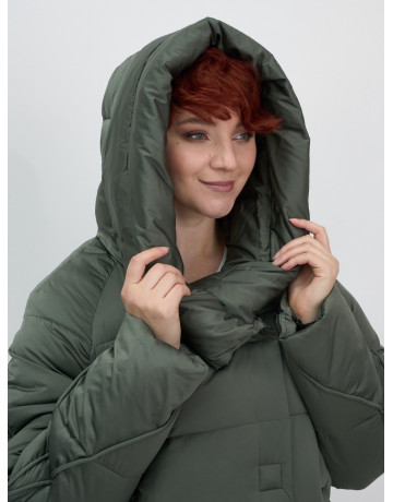 Женский зимний пуховик свободного кроя.