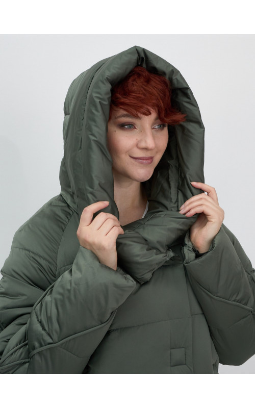 Женский зимний пуховик свободного кроя.