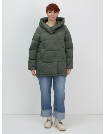 Женский зимний пуховик свободного кроя.