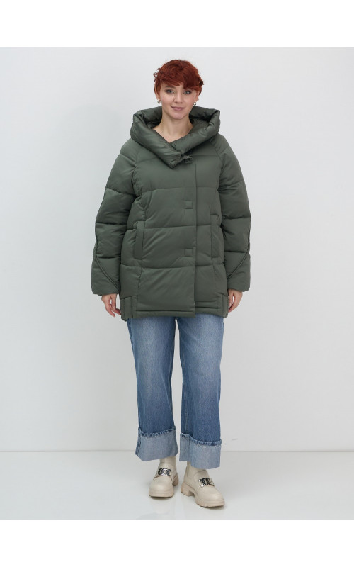 Женский зимний пуховик свободного кроя.