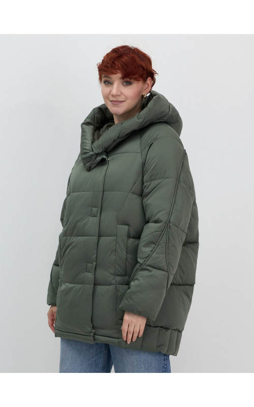 Женский зимний пуховик свободного кроя.