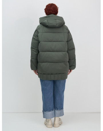 Женский зимний пуховик свободного кроя.