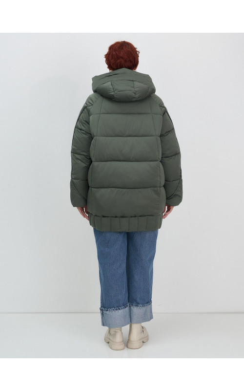Женский зимний пуховик свободного кроя.