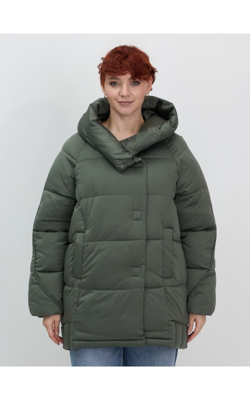 Женский зимний пуховик свободного кроя.