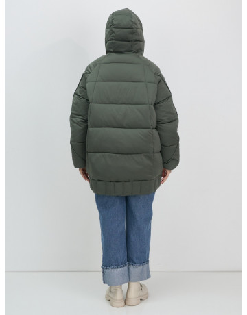 Женский зимний пуховик свободного кроя.