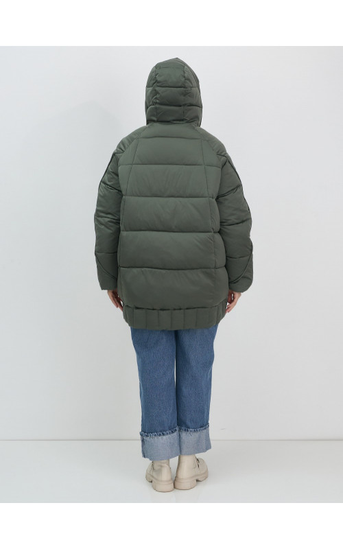 Женский зимний пуховик свободного кроя.