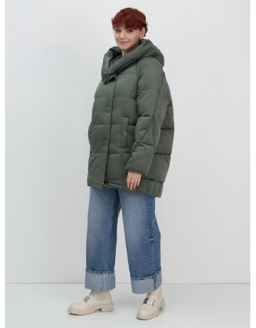 Женский зимний пуховик свободного кроя.