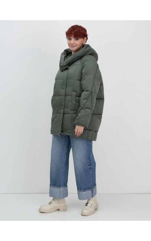 Женский зимний пуховик свободного кроя.