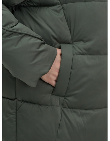 Женский зимний пуховик свободного кроя.