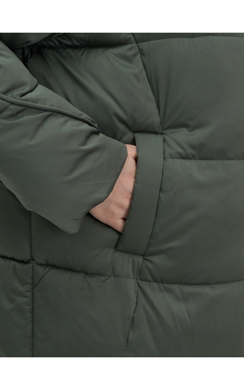 Женский зимний пуховик свободного кроя.